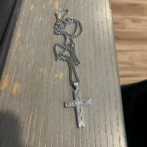 Silver cross necklace - Picture 1 of 3